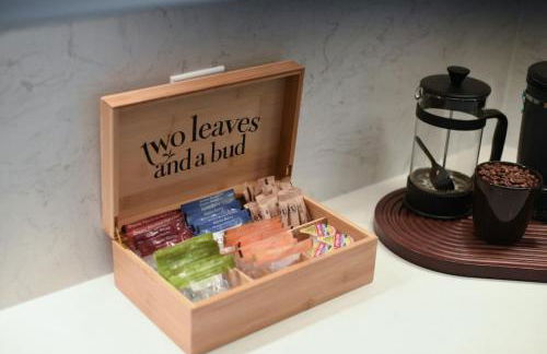 HostWise Stays - The Charlotte - Rooftop patio, Garage Parking, Prime Location, Large 3 Story Home - Foto 38