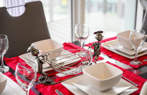 Waterfront Panorama – 2BR + Balcony, Near Stadium - Foto 9