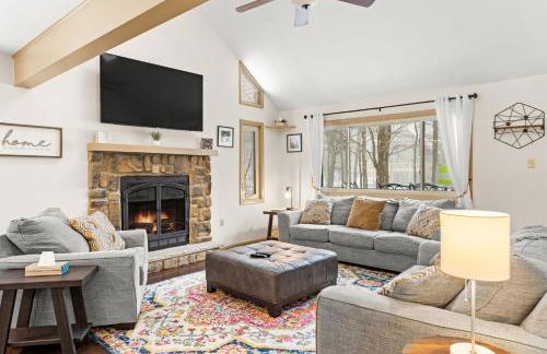 Vaulted Pines Lodge Hot Tub Game Room - Foto 6