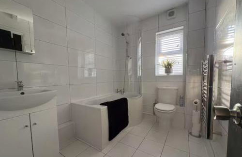 Spacey 2-Bedroom Apartment in Harefield, North West London - Photo 3