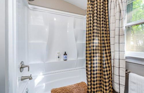 Cozy & Modern w Hot Tub, Fire Pit, Grill & Pond - Photo 12