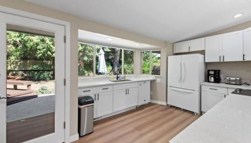 Stylish & Spacious Retreat in Downtown Bellevue - Foto 3, minibar