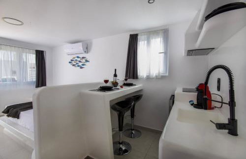 Irini's B & W house with jacuzzi - Photo 9