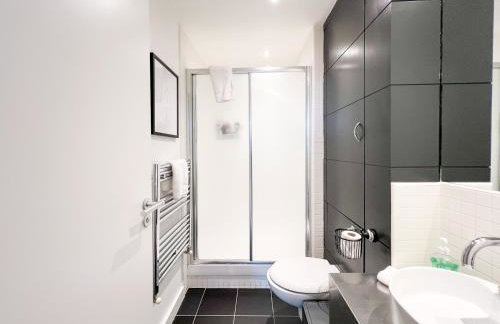 Lovely 2 Bed Duplex Apartment with Hydro Views - Photo 17