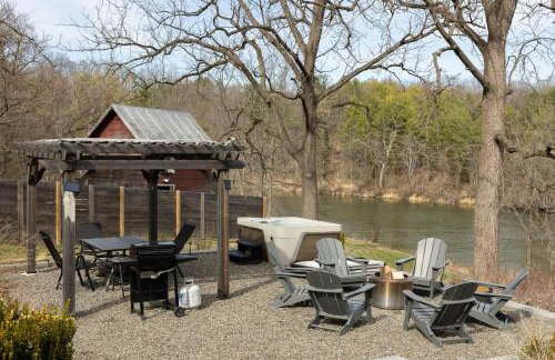 Rustic Luxe Creekside Retreat with Hot Tub and Fire Pit, Minutes From Hudson - Foto 6