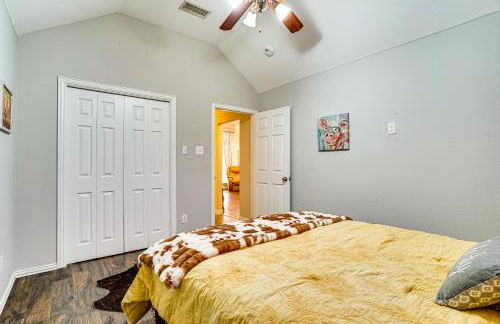 Group-Friendly Burleson Getaway with Outdoor Oasis - Foto 19