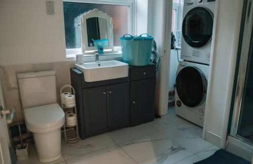 Seafarer's View - 6 bedroom townhouse in Cowes, parking & seaviews. - Photo 33