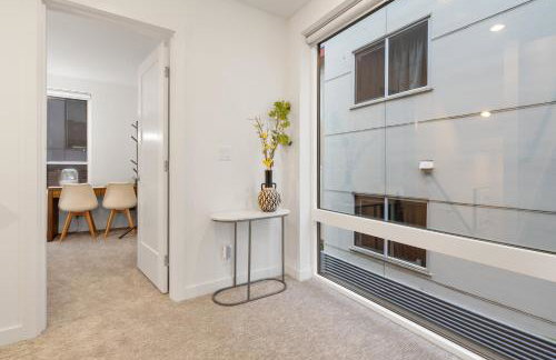 Luxe Central Home with Views & Rooftop - Foto 13