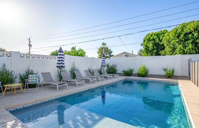 Northview Mid-century Escape Pool Firepit Bocce - Foto 32