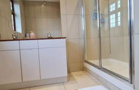 Luxury London House Sleeps x 16, Free Parking, Free Wifi, Garden Patio, Close to tube line easy access to Central London - Foto 63