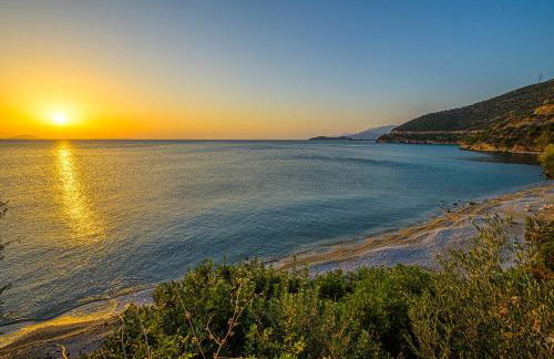 Paralio Astros Beachfront Suites - Photo 9