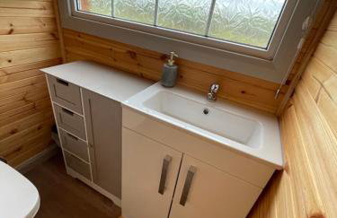 Cuddles & Bubbles Cozy Cabin with jacuzzi spa hot tub - Foto 11