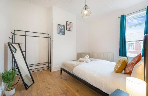 4BR House By Astra Residences Short Lets & Serviced Accommodation Stanley With Free Parking & Instant Booking - Foto 20