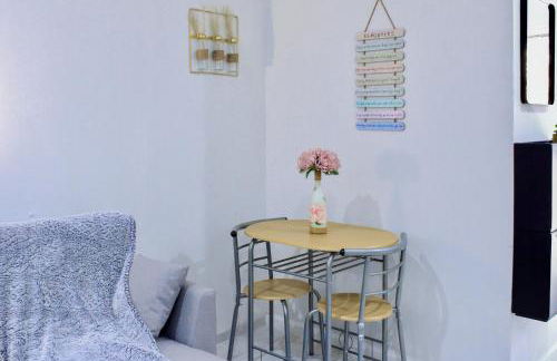 Entire studio with full kitchen and in-unit laundry - Foto 9