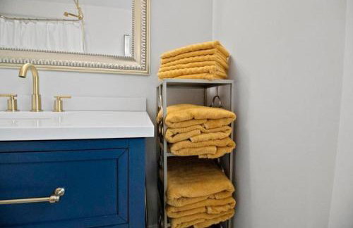 Main Street Oasis Pool and Hot Tub Sleeps 8 - Foto 18