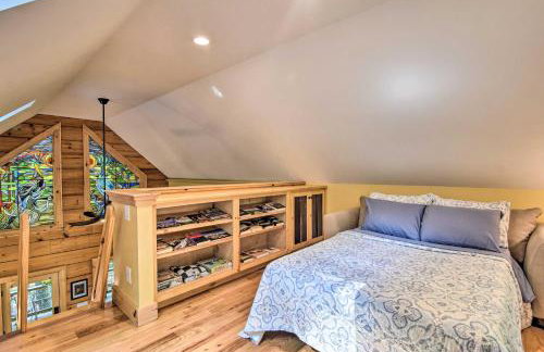 Romantic Asheville Area Cabin with Deck and Hot Tub! - Foto 16