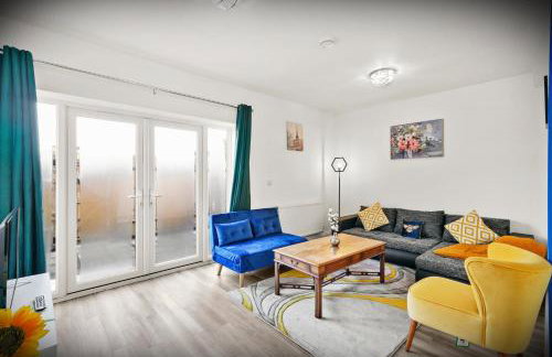 Elegant 3-bed apartment with FREE onsite PARKING in Enfield - Out door Patio - Big savings on Longer Stays - Photo 8