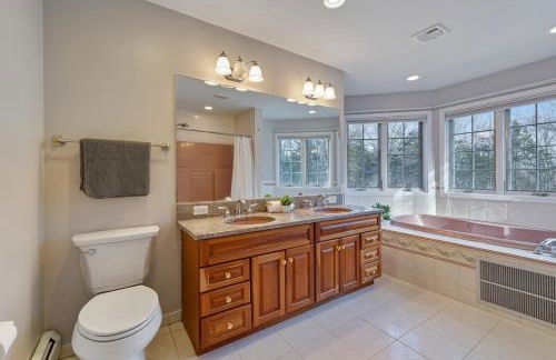 Secluded 9BR Getaway, Pool, Hot Tub & Huge Deck - Foto 48