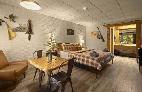 Stonegate Lodge King Bed, WIFI, 50in Roku TV, Salt Water Pool Room #103 - Foto 23