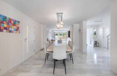 Luxurious And Modern Family Home - Photo 11