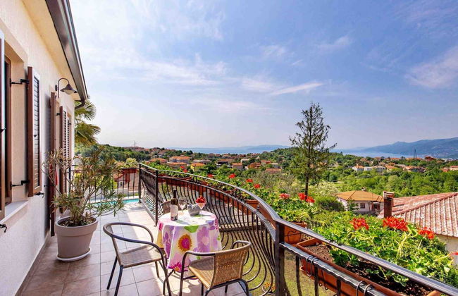 Modern Comfort With Shared Pool & Lush Green Surroundings in Kastav - Foto 29