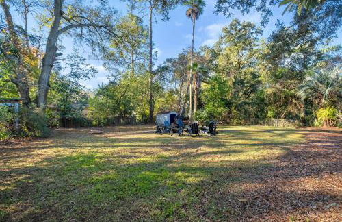 Spacious 4BD - Central Stay with Backyard & Games - Foto 31