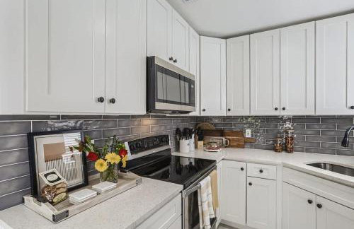 Ridgeway Villa - Revel in Sunlit Living with Backyard Gazebo & Pool - Foto 12