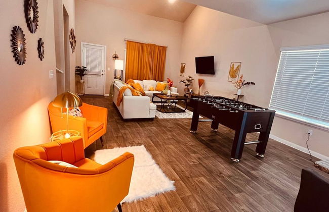 Spacious 4BR Home w Game Room Office Backyard - Foto 32