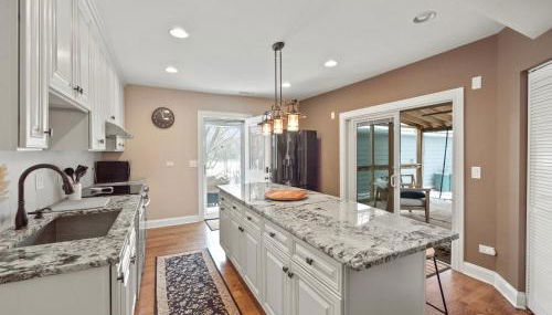 Cheerful 5-bedroom w/Screened Patio, Sleeps 10 in the heart of Fremont! - Foto 3