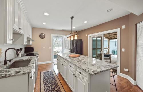 Cheerful 5-bedroom w/Screened Patio, Sleeps 10 in the heart of Fremont! - Foto 3