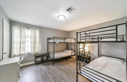 Comfy 5BR Holiday Home with Hot Tub, 10min from NGR Stadium - Foto 18