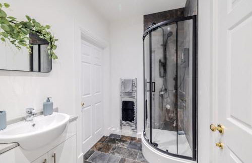 The Central 3BR First-Floor Apartment - Photo 11