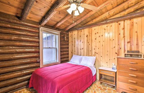 Lakefront 1930s Log Cabin with Dock and Fire Pit! - Foto 11