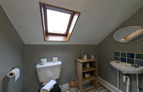 Charming 3 Bedroom Home in Jesmond - Pass the Keys - Photo 32