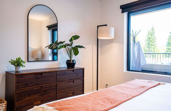 Huckin' Harry's by Revelstoke Vacations - Photo 6