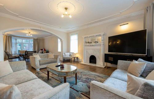 Detached House In Prestwich Sleeps 10 with Parking - Foto 1