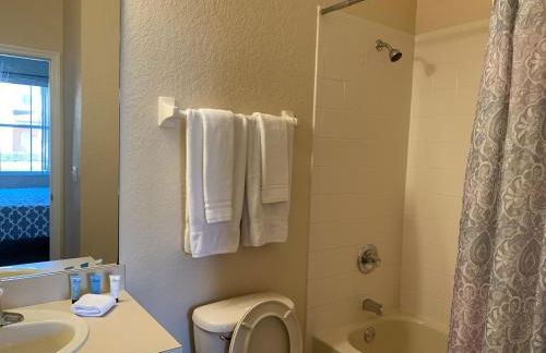 Spacious 4 BR Townhouse with 2 King Size Master Bedrooms, 3 miles to Disney, Free WiFi and Free Parking - Foto 42