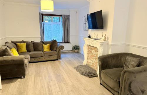 Modern 4 bed House with Free Parking - Photo 1