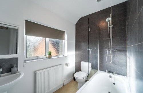 Cosy 3-Bed House With Parking, 5 Mins to QE & Uni - Photo 31