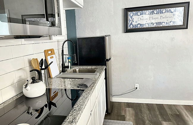 Budget Friendly Studio With Wifi Smart TV 32C - Photo 9