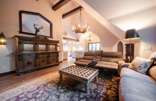 HIGHLANDS CASTLE overlooking Lake George plus 2 other CASTLES & SUITES - Foto 40