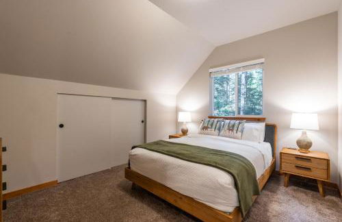 Lux Chalet with Air Hockey, Hot Tub, & Fire Place - Foto 39