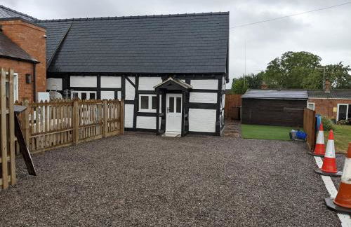 Characterful 2 bed cottage, quiet village setting - Photo 1