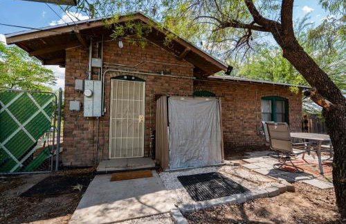 Work Desk- FirePit-Pool-Steps to UofA - Foto 51