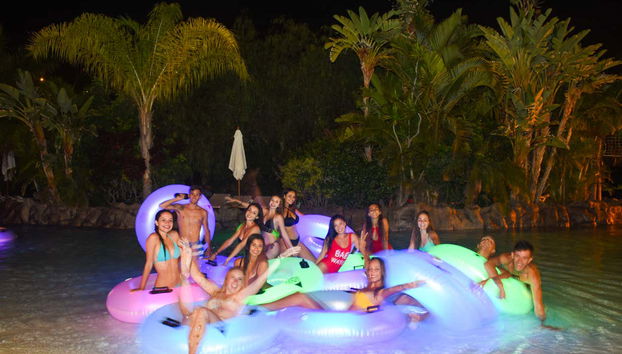Podréis refrescaros de noche en Siam Park