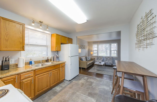 Savor the Homey Vibe at a Chilled Nest Five Min Downtown - Foto 16