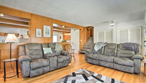 Cozy Postville Retreat with Fireplaces and Yard! - Foto 5