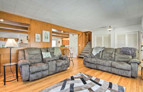 Cozy Postville Retreat with Fireplaces and Yard! - Foto 5