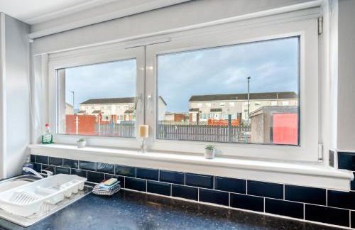 Balloch House -Spacious 3 bed house with on street parking - Photo 24