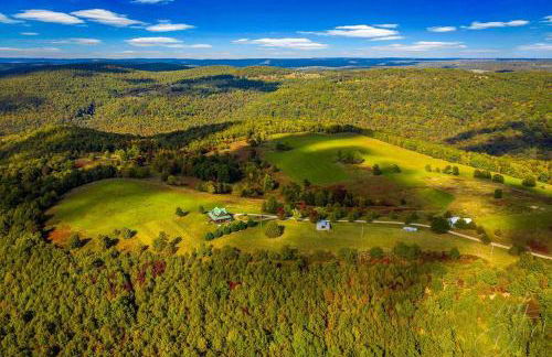 Lodge at OZK Ranch- Incredible mountaintop cabin with hot tub and views - Photo 2